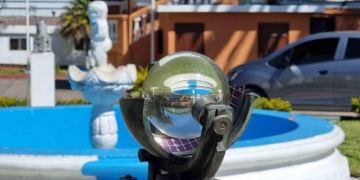 El heliógrafo, cuyo nombre proviene del latín "helio" (sol) y "grafo" (dibujar), sigue dibujando líneas en cartulina para ayudar a la ciencia a entender el comportamiento del astro rey. / Foto: Insivumeh.