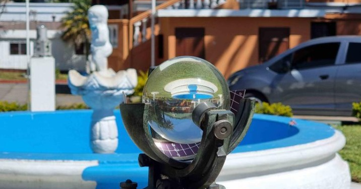 El heliógrafo, cuyo nombre proviene del latín "helio" (sol) y "grafo" (dibujar), sigue dibujando líneas en cartulina para ayudar a la ciencia a entender el comportamiento del astro rey. / Foto: Insivumeh.