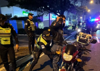 Uno de los principales puestos de control fue instalado sobre la Avenida de las Américas, lugar donde se realizaron exhaustivas inspecciones a conductores y vehículos. / Foto: Mingob