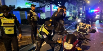 Uno de los principales puestos de control fue instalado sobre la Avenida de las Américas, lugar donde se realizaron exhaustivas inspecciones a conductores y vehículos. / Foto: Mingob