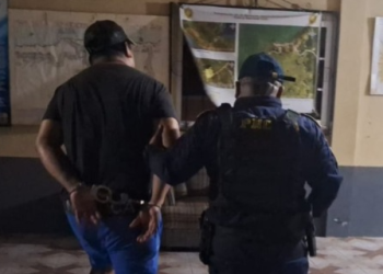 En una serie de 136 allanamientos realizados las unidades especializadas de la PNC, capturaron a 61 presuntos integrantes de estructuras extorsionistas. / Foto: PNC