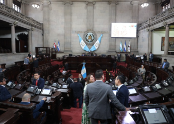 olo 66 congresistas permanecían en el recinto, por debajo del mínimo requerido de 81, por lo que la sesión fue suspendida. / Foto: Congreso