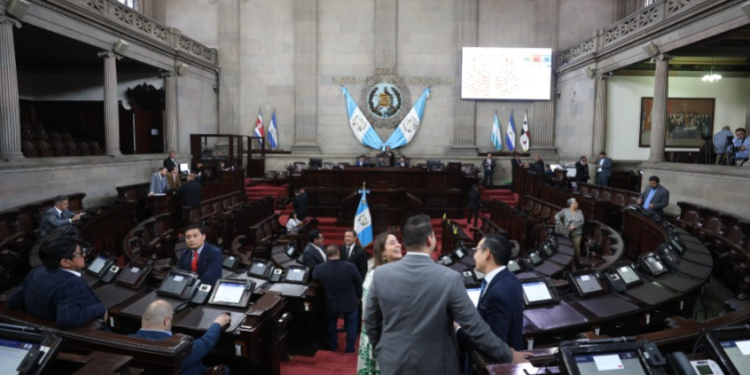 olo 66 congresistas permanecían en el recinto, por debajo del mínimo requerido de 81, por lo que la sesión fue suspendida. / Foto: Congreso