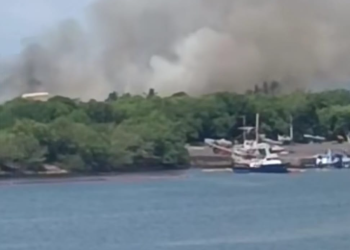 Combaten incendio en el Comando Naval del Pacífico. / Foto: Conred.