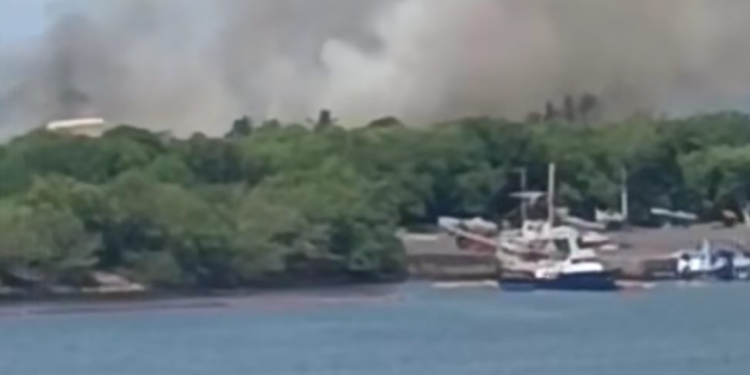 Combaten incendio en el Comando Naval del Pacífico. / Foto: Conred.