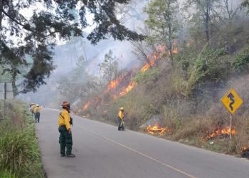 Cierre temporal de paso hacia San Martín Jilotepeque por incendio forestal