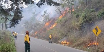Cierre temporal de paso hacia San Martín Jilotepeque por incendio forestal