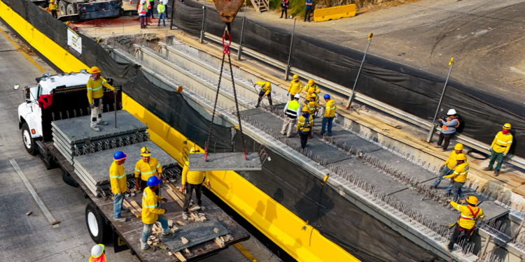 Recientemente se practicaron cierres viales en el km 11.5 de la ruta a El Salvador para colocar las vigas longitudinales del segundo puente.