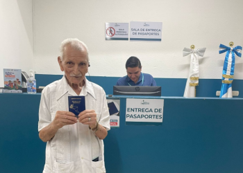 Guatemalteco de 102 años de edad recibe su pasaporte en Chiquimula