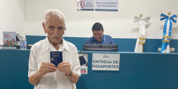 Guatemalteco de 102 años de edad recibe su pasaporte en Chiquimula