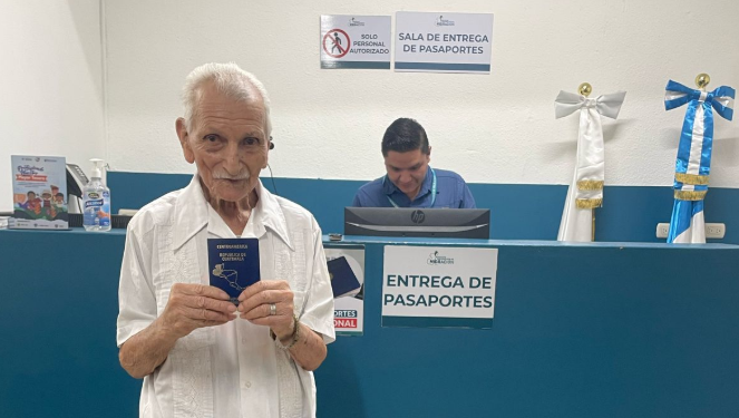 Guatemalteco de 102 años de edad recibe su pasaporte en Chiquimula