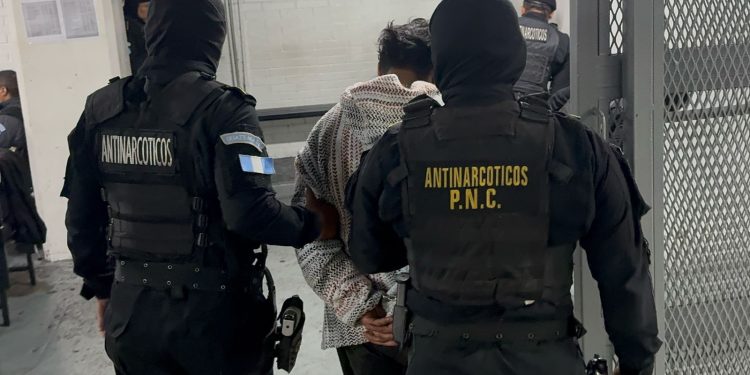 PNC captura a 10 distribuidores de droga y decomisan más de Q75 mil