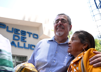 Presidente Arévalo con una de las mujeres beneficiadas con el nuevo puesto de Salud en El Tzalay. / Foto: Álvaro Interiano.