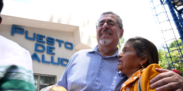 Presidente Arévalo con una de las mujeres beneficiadas con el nuevo puesto de Salud en El Tzalay. / Foto: Álvaro Interiano.