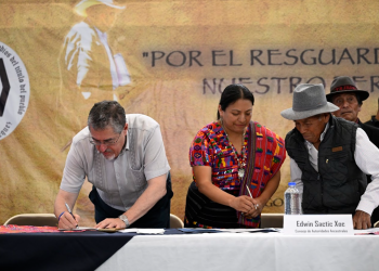 Presidente Arévalo con líderes del pueblo "kaqchikel" de Santiago Sacatepéquez. / Foto: Byron de la Cruz.