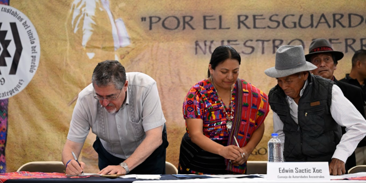 Presidente Arévalo con líderes del pueblo "kaqchikel" de Santiago Sacatepéquez. / Foto: Byron de la Cruz.