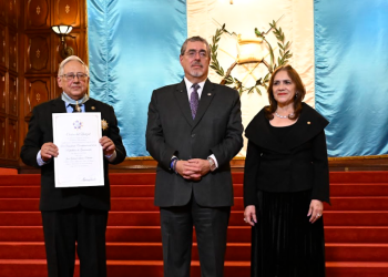 La condecoración fue otorgada por el presidente Arévalo, acompañado por la viceministra de Relaciones Exteriores, María Luisa Ramírez. / Foto: Álvaro Interiano.