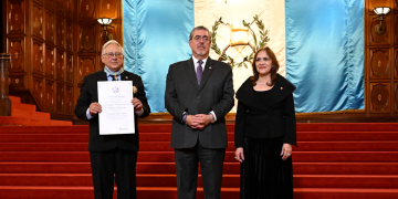 La condecoración fue otorgada por el presidente Arévalo, acompañado por la viceministra de Relaciones Exteriores, María Luisa Ramírez. / Foto: Álvaro Interiano.