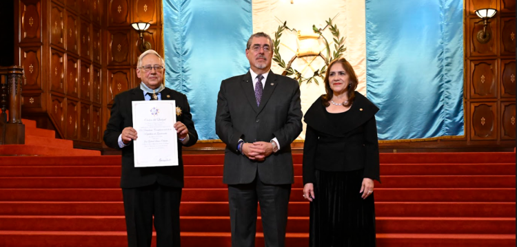 La condecoración fue otorgada por el presidente Arévalo, acompañado por la viceministra de Relaciones Exteriores, María Luisa Ramírez. / Foto: Álvaro Interiano.