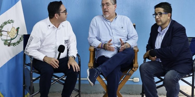 Presidente reitera compromiso para llevar programas de desarrollo a Alta Verapaz