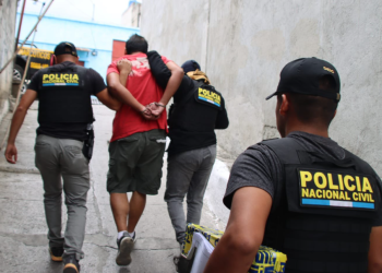 Capturan a taxista pirata. / Foto: PNC.