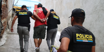 Capturan a taxista pirata. / Foto: PNC.