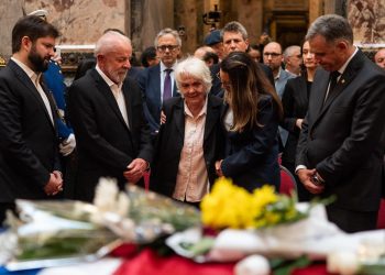 El presidente de Chile, Gabriel Boric; el presidente de Brasil, Luiz Inácio Lula da Silva; y el presidente de Uruguay, Yamandú Orsi, acompañando a la exvicepresidenta de Uruguay Lucía Topolansky, viuda del expresidente uruguayo José "Pepe" Mujica, este jueves durante el velorio en el Palacio Legislativo de Montevideo, Uruguay. / Foto: EFE.