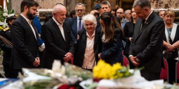 El presidente de Chile, Gabriel Boric; el presidente de Brasil, Luiz Inácio Lula da Silva; y el presidente de Uruguay, Yamandú Orsi, acompañando a la exvicepresidenta de Uruguay Lucía Topolansky, viuda del expresidente uruguayo José "Pepe" Mujica, este jueves durante el velorio en el Palacio Legislativo de Montevideo, Uruguay. / Foto: EFE.