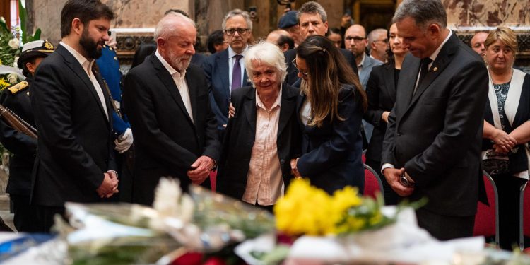 El presidente de Chile, Gabriel Boric; el presidente de Brasil, Luiz Inácio Lula da Silva; y el presidente de Uruguay, Yamandú Orsi, acompañando a la exvicepresidenta de Uruguay Lucía Topolansky, viuda del expresidente uruguayo José "Pepe" Mujica, este jueves durante el velorio en el Palacio Legislativo de Montevideo, Uruguay. / Foto: EFE.