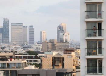 Un hombre se encuentra en un hotel con vistas al horizonte de Tel Aviv en medio de las continuas amenazas de ataques con misiles balísticos iraníes en todo el país, en Tel Aviv, Israel, el 17 de junio de 2025. Foto: EFE