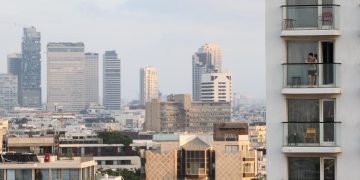 Un hombre se encuentra en un hotel con vistas al horizonte de Tel Aviv en medio de las continuas amenazas de ataques con misiles balísticos iraníes en todo el país, en Tel Aviv, Israel, el 17 de junio de 2025. Foto: EFE