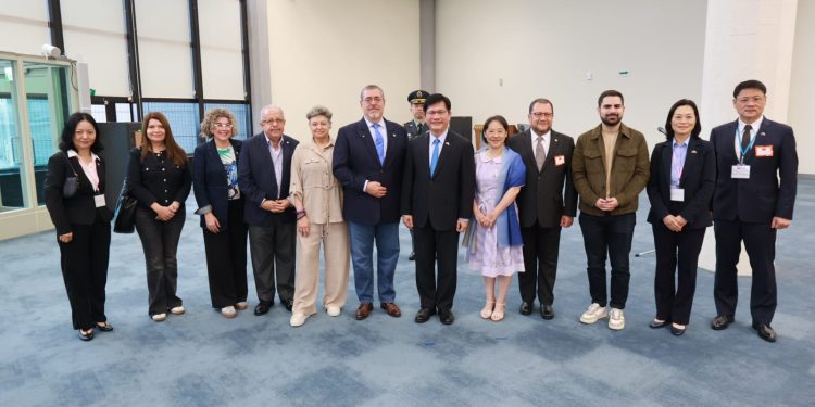 Presidente Bernardo Arévalo llega a República de China (Taiwán)