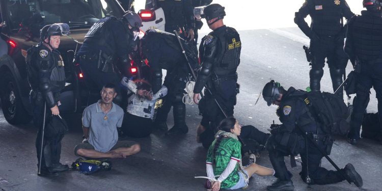 Migrantes arrestados en Los Ángeles, nacionalidad desconocida. / Foto: EFE.