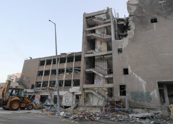 Vista de los destrozos causados por un ataque iraní en Haifa (Israel), este viernes. Irán lanzó casi 30 misiles en su último ataque en la tarde de este viernes, en el séptimo día de hostilidades entre las potencias, según el servicio de voluntarios United Hatzalah, de los cuales al menos cinco hicieron impacto cerca de zonas residenciales.