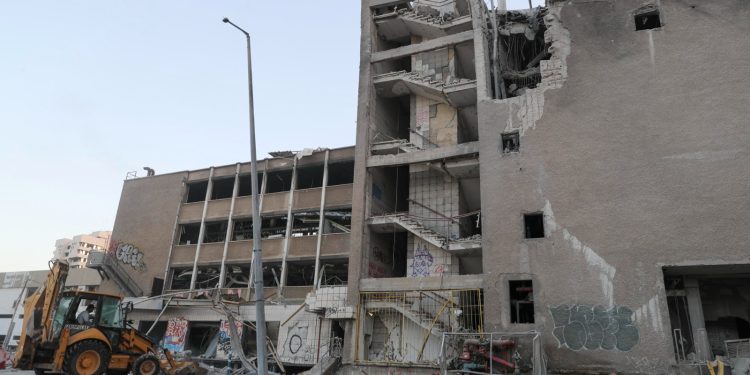 Vista de los destrozos causados por un ataque iraní en Haifa (Israel), este viernes. Irán lanzó casi 30 misiles en su último ataque en la tarde de este viernes, en el séptimo día de hostilidades entre las potencias, según el servicio de voluntarios United Hatzalah, de los cuales al menos cinco hicieron impacto cerca de zonas residenciales.