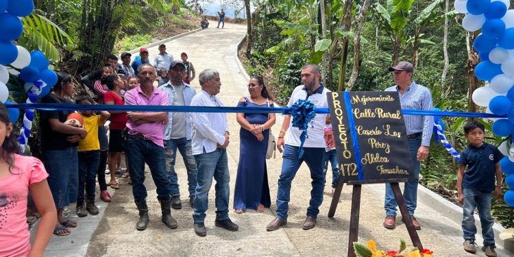 Vecinos de la aldea Timushan, La Unión, Zacapa son beneficiados con proyecto vial