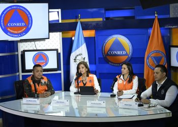 Conferencia de prensa en Conred.