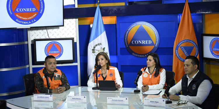 Conferencia de prensa en Conred.