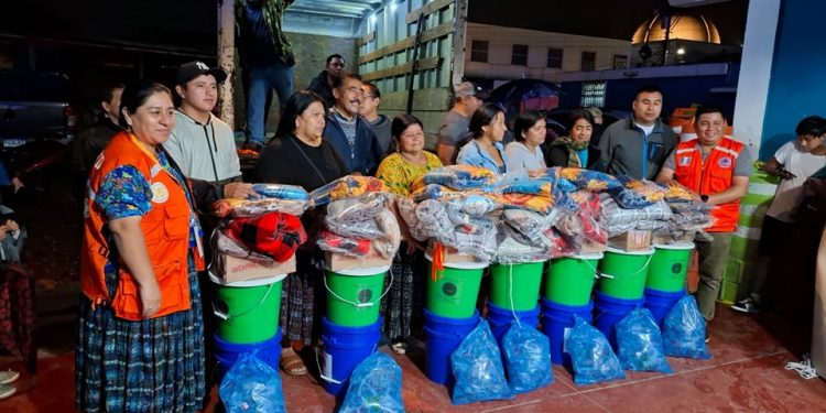 Entregan ayuda humanitaria a familias afectadas por inundaciones en Santa Cruz Verapaz