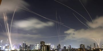 El Domo de Hierro de Israel interceptando misiles lanzados desde Irán sobre Tel Aviv. / Foto: EFE.