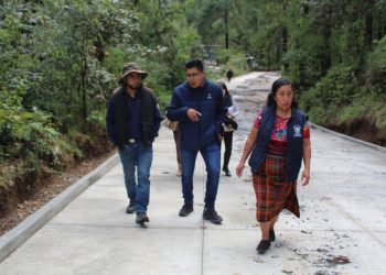 Supervisan avance de mejoramiento de camino rural en Momostenango