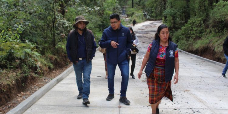 Supervisan avance de mejoramiento de camino rural en Momostenango
