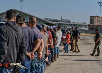 Migrantes detenidos en redadas en Luisiana, Estados Unidos. / Foto: EFE.