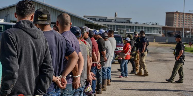 Migrantes detenidos en redadas en Luisiana, Estados Unidos. / Foto: EFE.