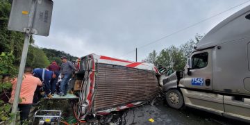 Debido al accidente ocurrido en el km 91.5 de la ruta Interamericana, tres personas fallecieron y 10 fueron trasladadas a un centro asistencial.