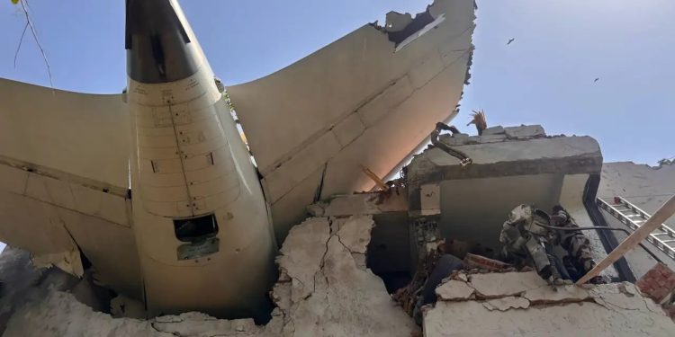 Se han extraído más de 260 cuerpos. El fuselaje del Boeing 878 de Aír India con 242 personas a bordo se incrustó en edificio de una residencia universitaria.