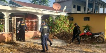 Agentes de la PNC, durante uno de los allanamientos que se ejecutaron este domingo en Petén.