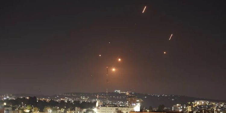 Israel lanza nuevo ataque con misiles a posiciones estratégicas de Irán, mientras se defiende de ofensiva iraní.