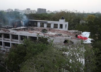 hallan caja negra Azotea del edificio estudiantil en el que se estrelló el avión de Air India, con 242 personas abordo.