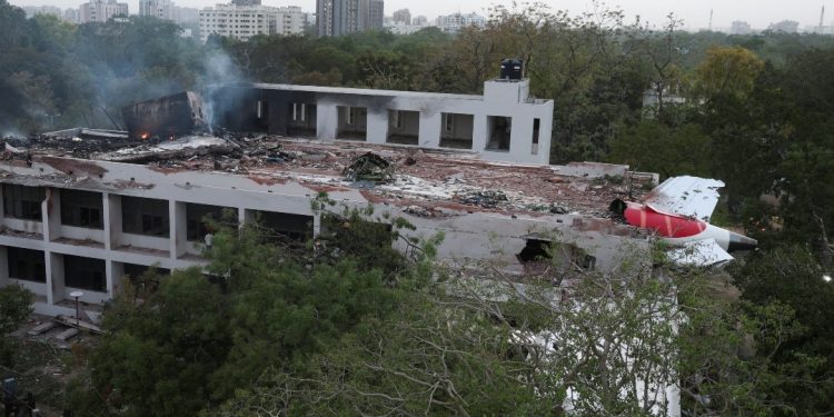 hallan caja negra Azotea del edificio estudiantil en el que se estrelló el avión de Air India, con 242 personas abordo.